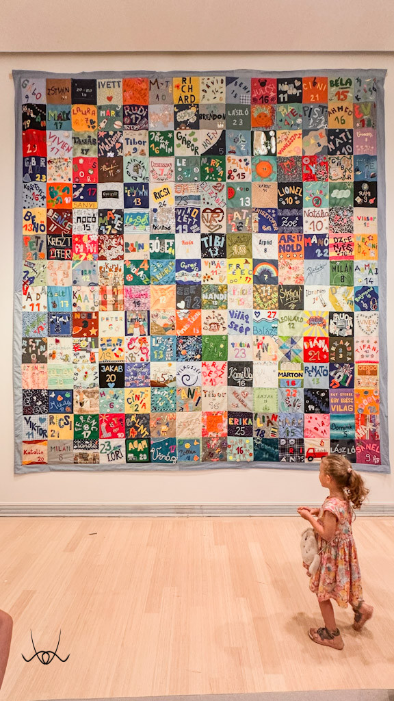 Kortárs művészet és traumaoldás: zacis gyerekek kiállítása a Ludwig Múzeumban