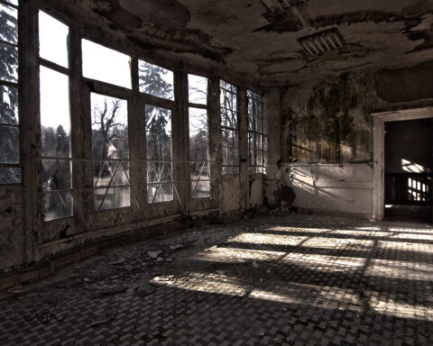 Elhagyott épület, elborult életek egykori elmegyógyintézet.